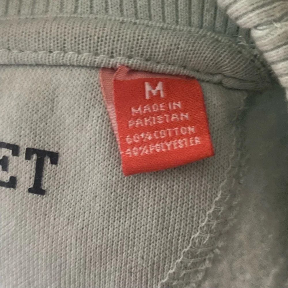 FREE PLANET-CATCHING WAVES-MENS SIZE MEDIUM SWEATSHIRT - Picture 7 of 9